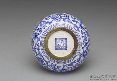 图片[3]-Copper box with painted enamel decor of blue flowers on a white ground, Qing dynasty, Qianlong reign (1736-1795)-China Archive